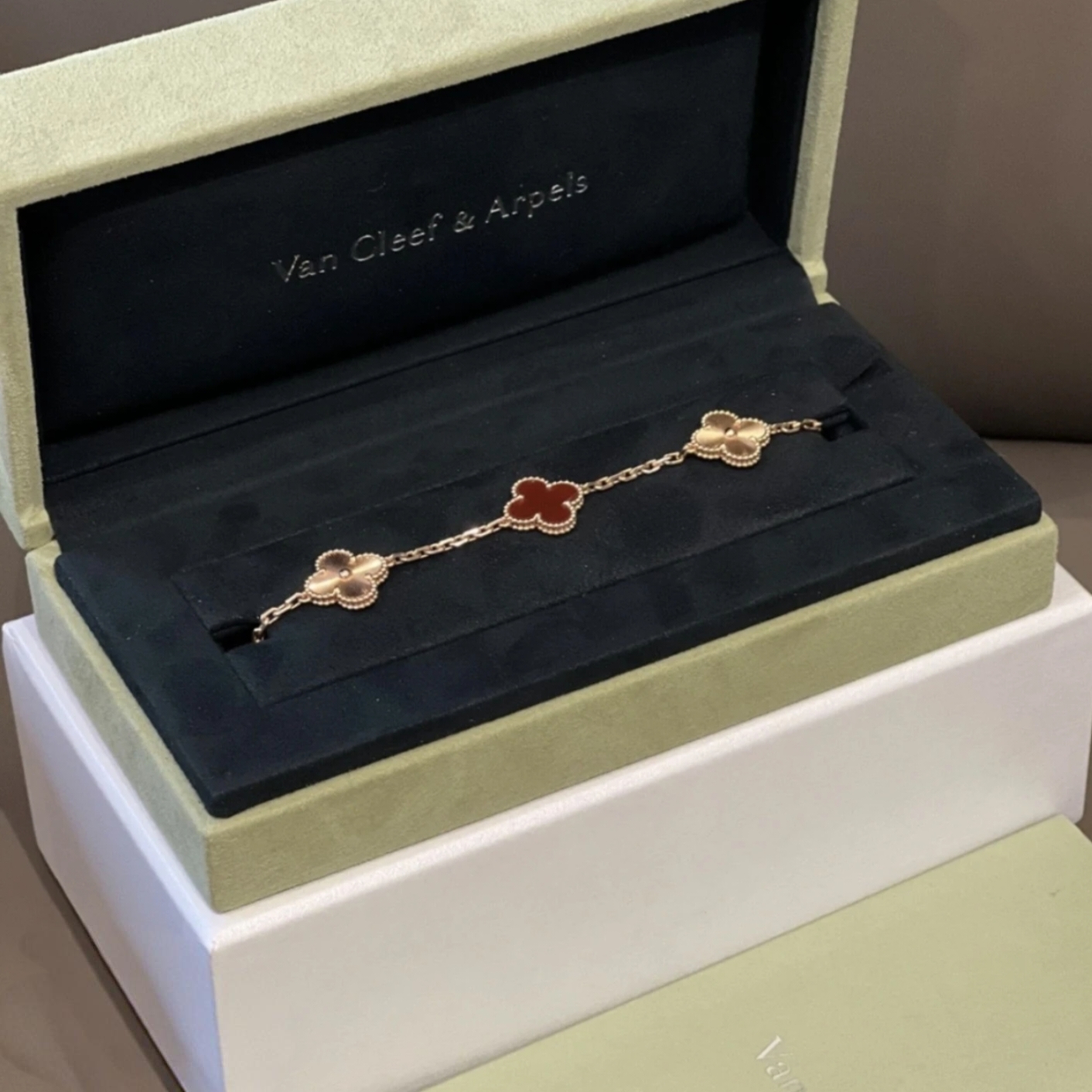 99新 梵克雅宝 专场/18K红玉髓 镭射间金五花手链 23年