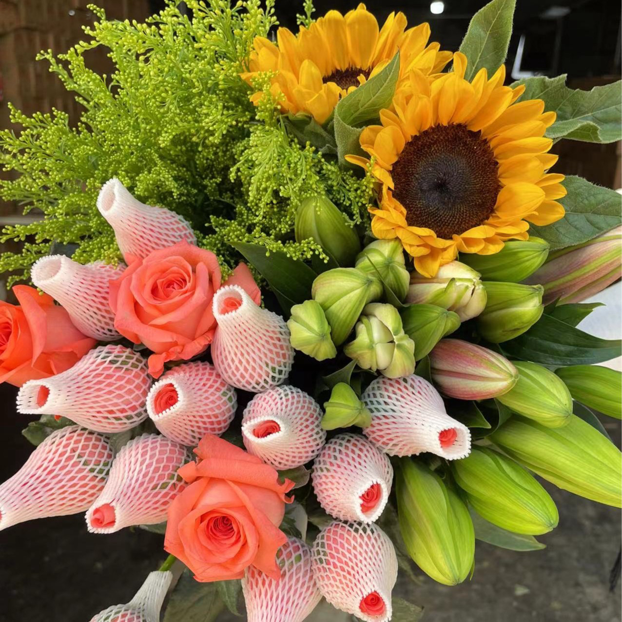 【爆款】粉玫瑰10枝+百合5朵+向日葵2枝+配草5枝+送保鲜剂云南鲜花