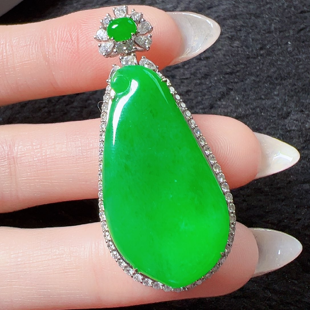 翡翠颈饰18K金镶嵌签收后24小时鉴赏期，过时不退