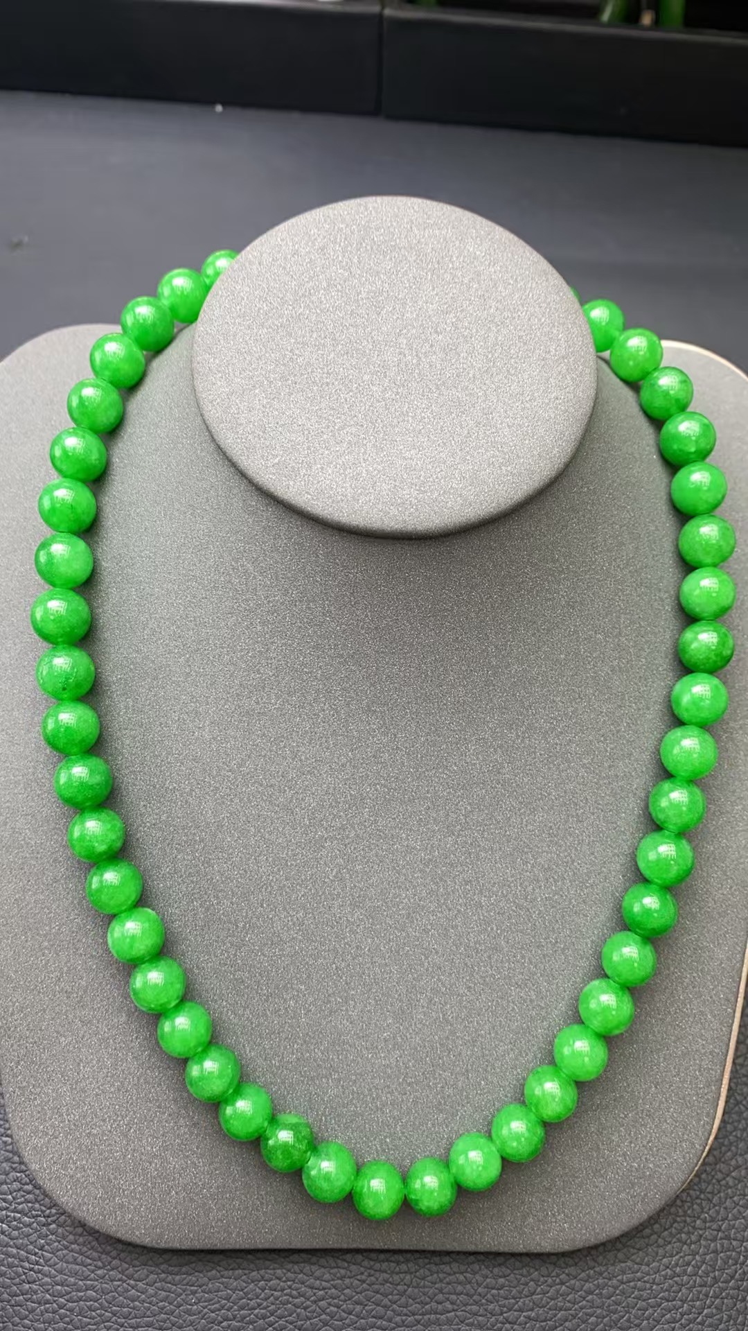 156号果绿翡翠10mm项链