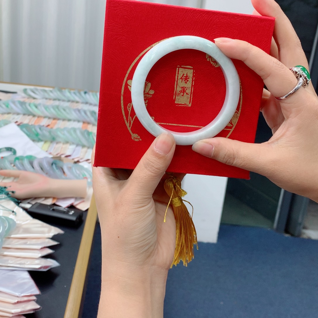 小***想翡翠未镶嵌手镯买断