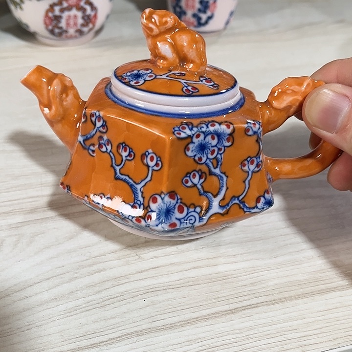 瓷片///////景德镇陶瓷茶壶。红。