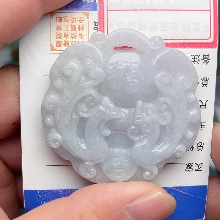 翡翠颈饰未镶嵌龙凤呈祥。如意锁牌