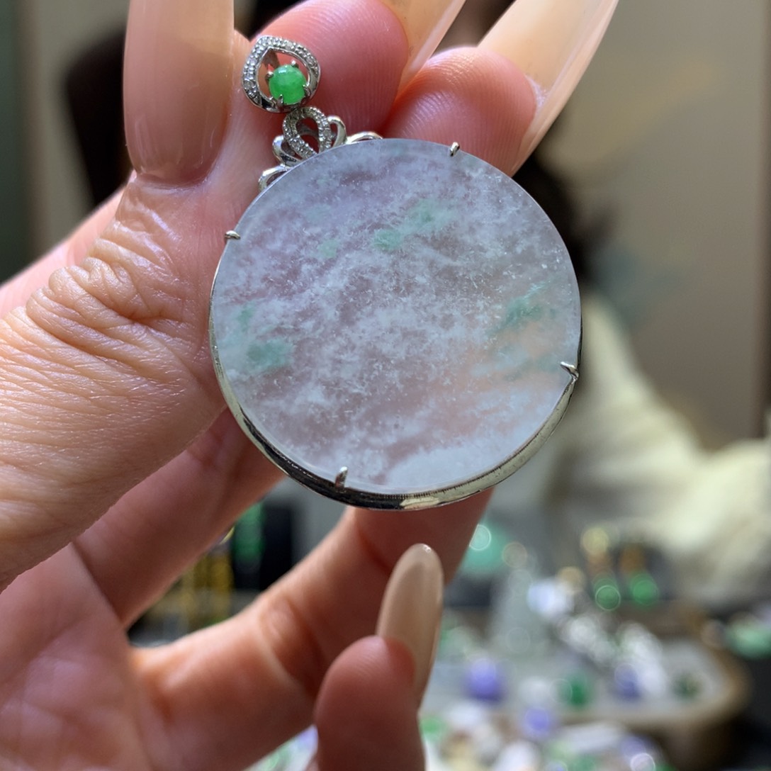 颈饰18K金镶嵌翡翠