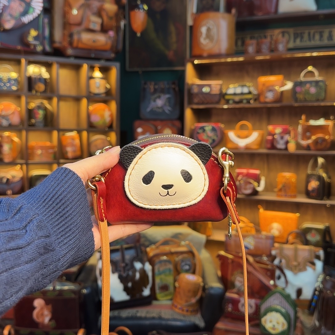淘***玩牦牛剖层皮革熊猫零钱包红色