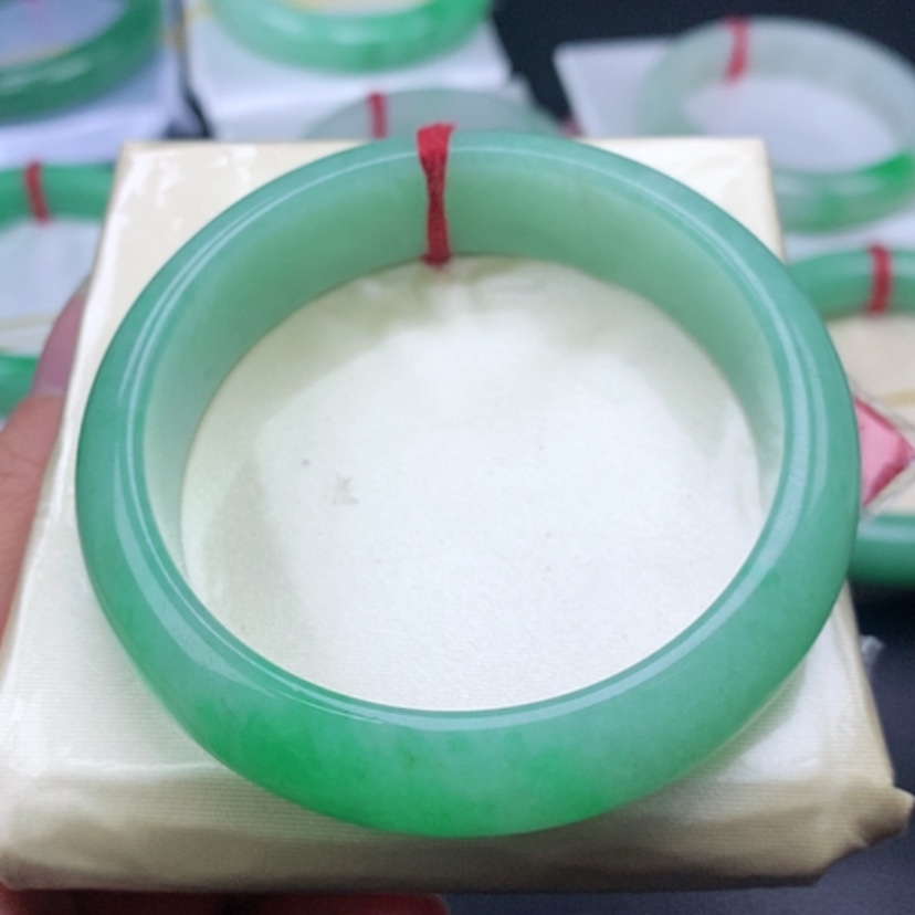 【闪购商品】翡翠戒指未镶嵌         正圈57-58轮胎阳绿