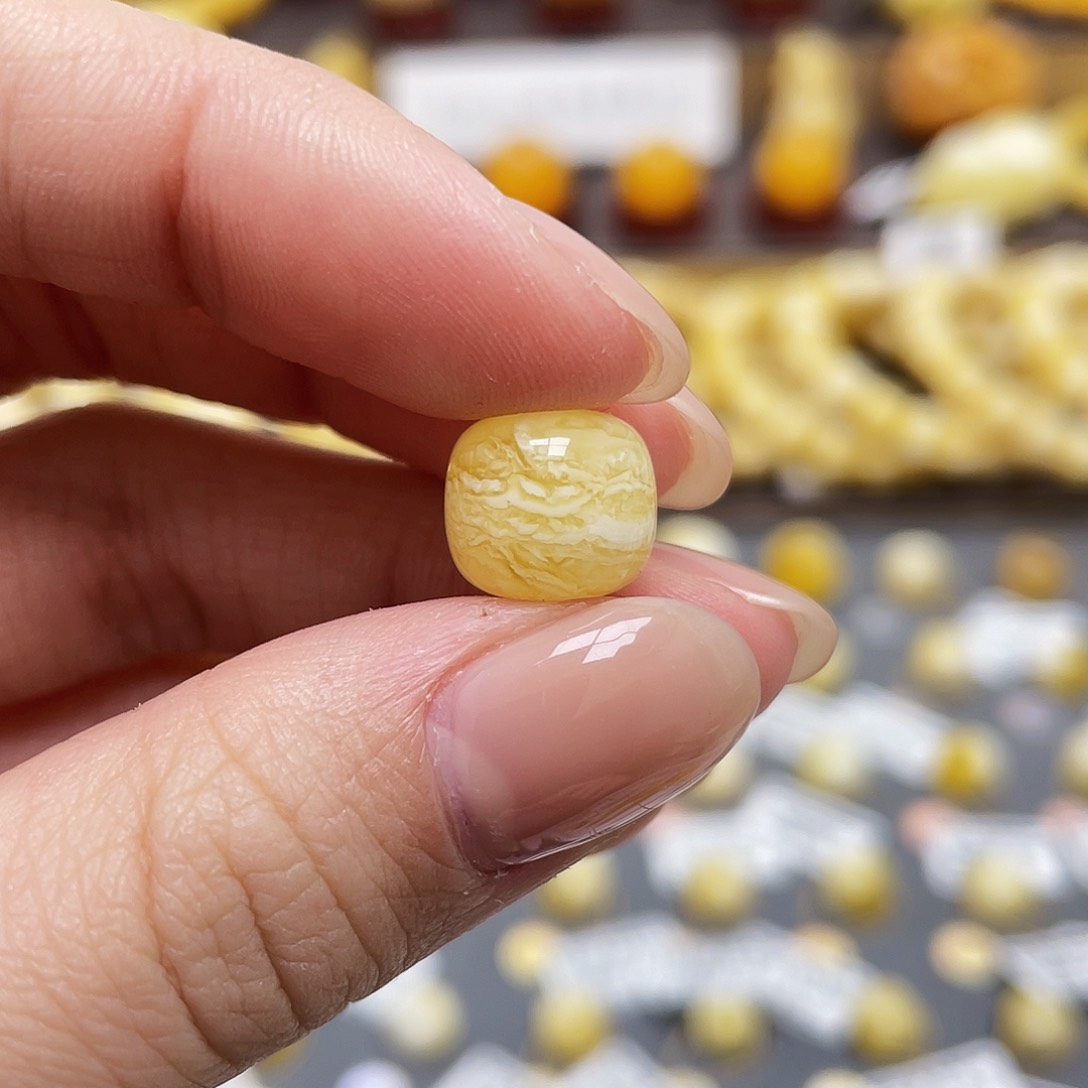 琥珀裸石未镶嵌蜜蜡老型10.7*9.7mm微瑕