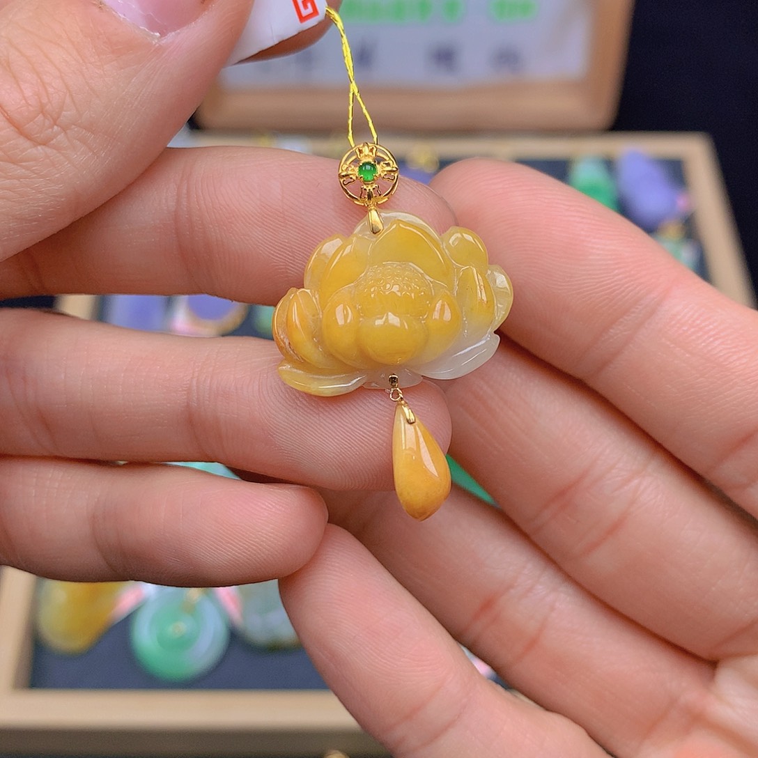 翡翠颈饰18K金镶嵌翡翠