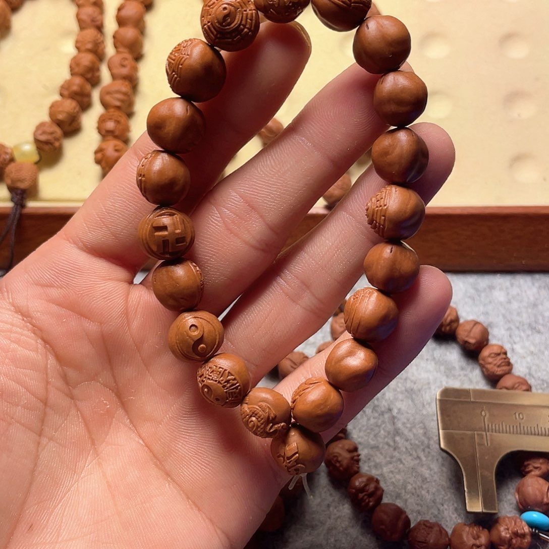 龙纹桃核雕刻太极八卦