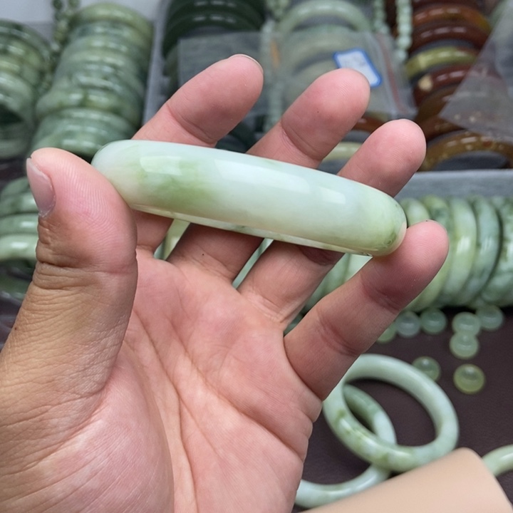 蛇纹石玉手镯未镶嵌浮*?