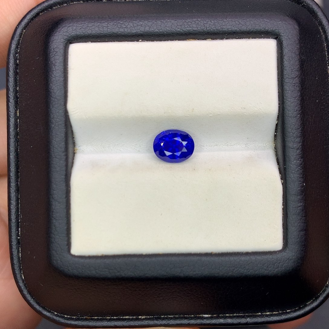 蓝宝石裸石1.34克拉吉尔德大证天鹅绒皇家蓝