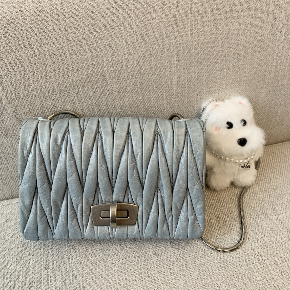 95新 MIU MIU/缪缪 天蓝色褶皱斜挎包Ss