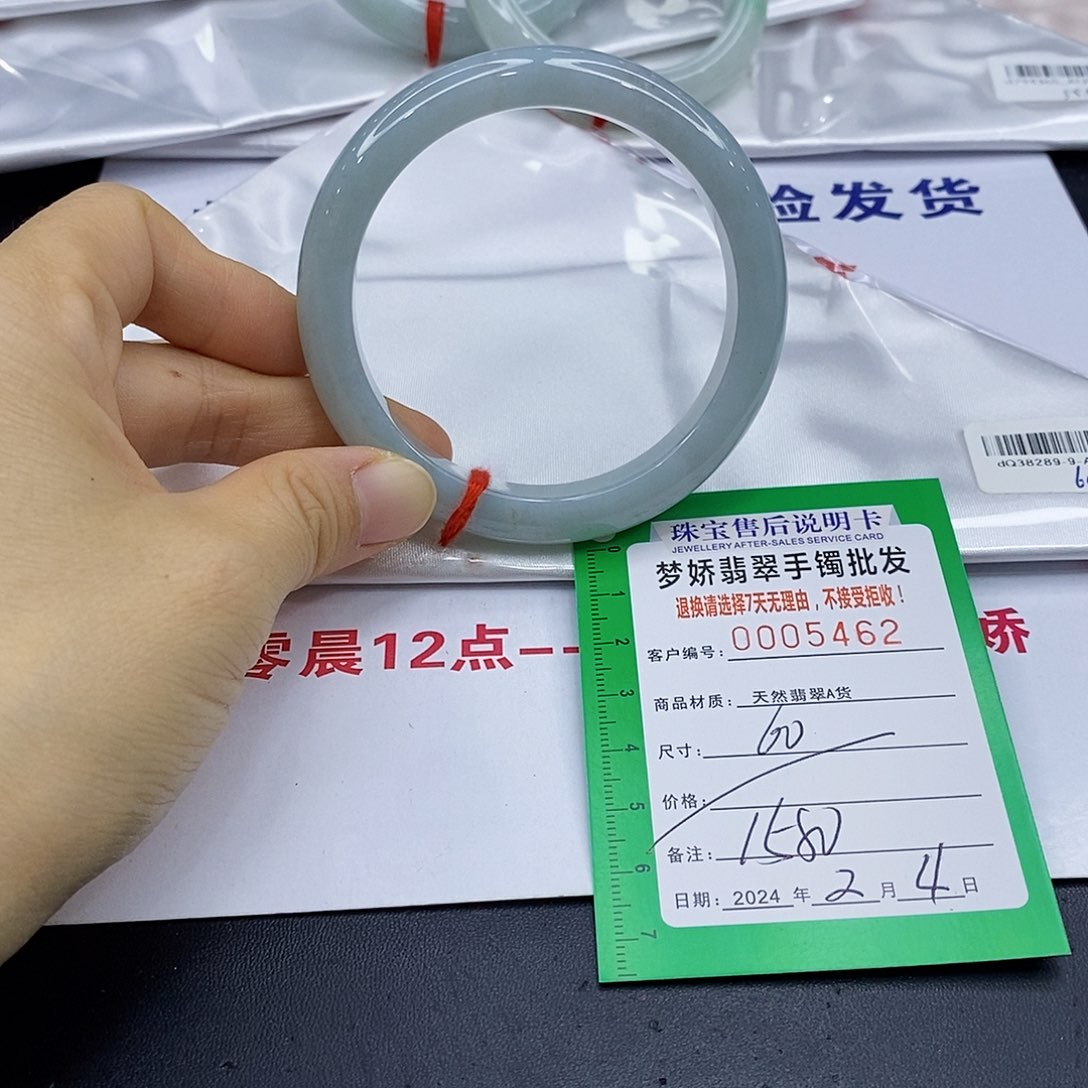 翡翠手镯未镶嵌翡翠手镯