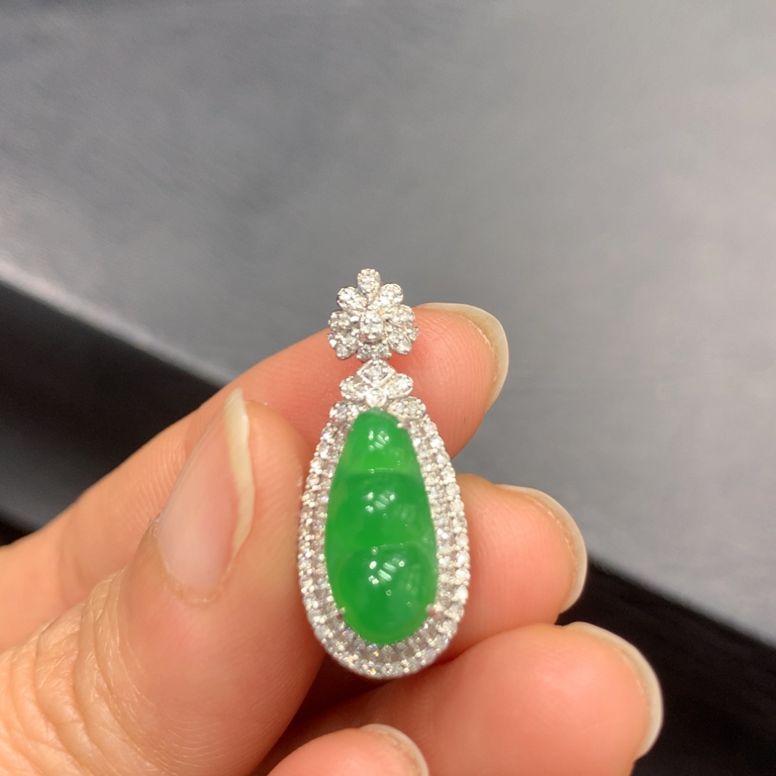 小***豆翡翠18K金镶嵌吊坠(不含链)