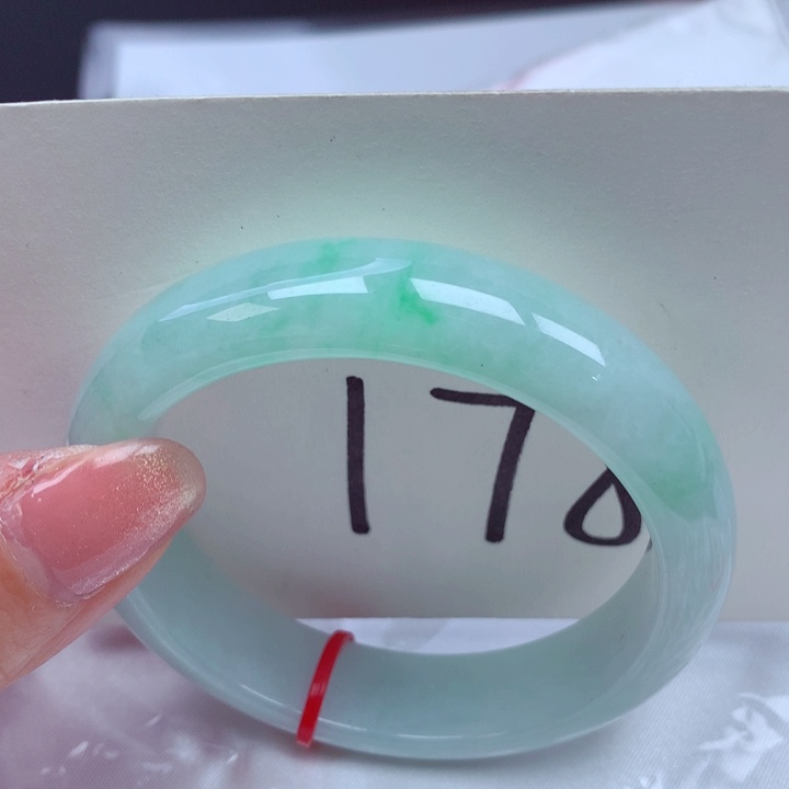 翡翠手镯未镶嵌翡翠