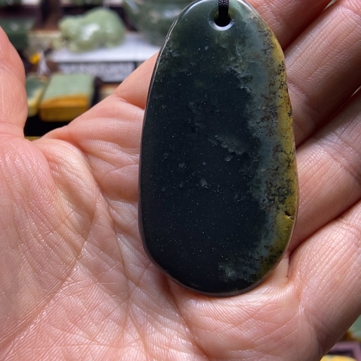 吊坠(赠链)未镶嵌岫岩河磨玉（透闪石质玉）
