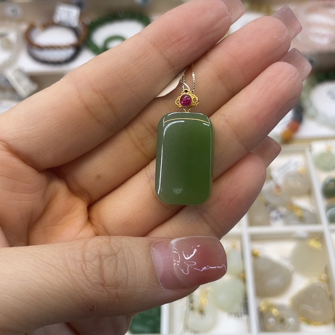 和田玉18K金镶嵌吊坠(赠链)