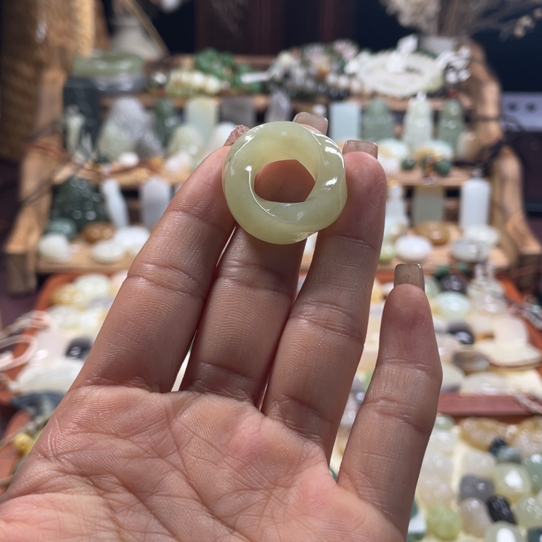 和田玉未镶嵌吊坠(赠链)