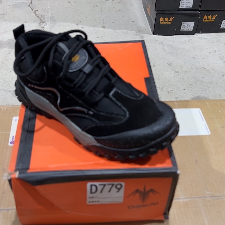 编码779号。38码防砸防刺劳保鞋。