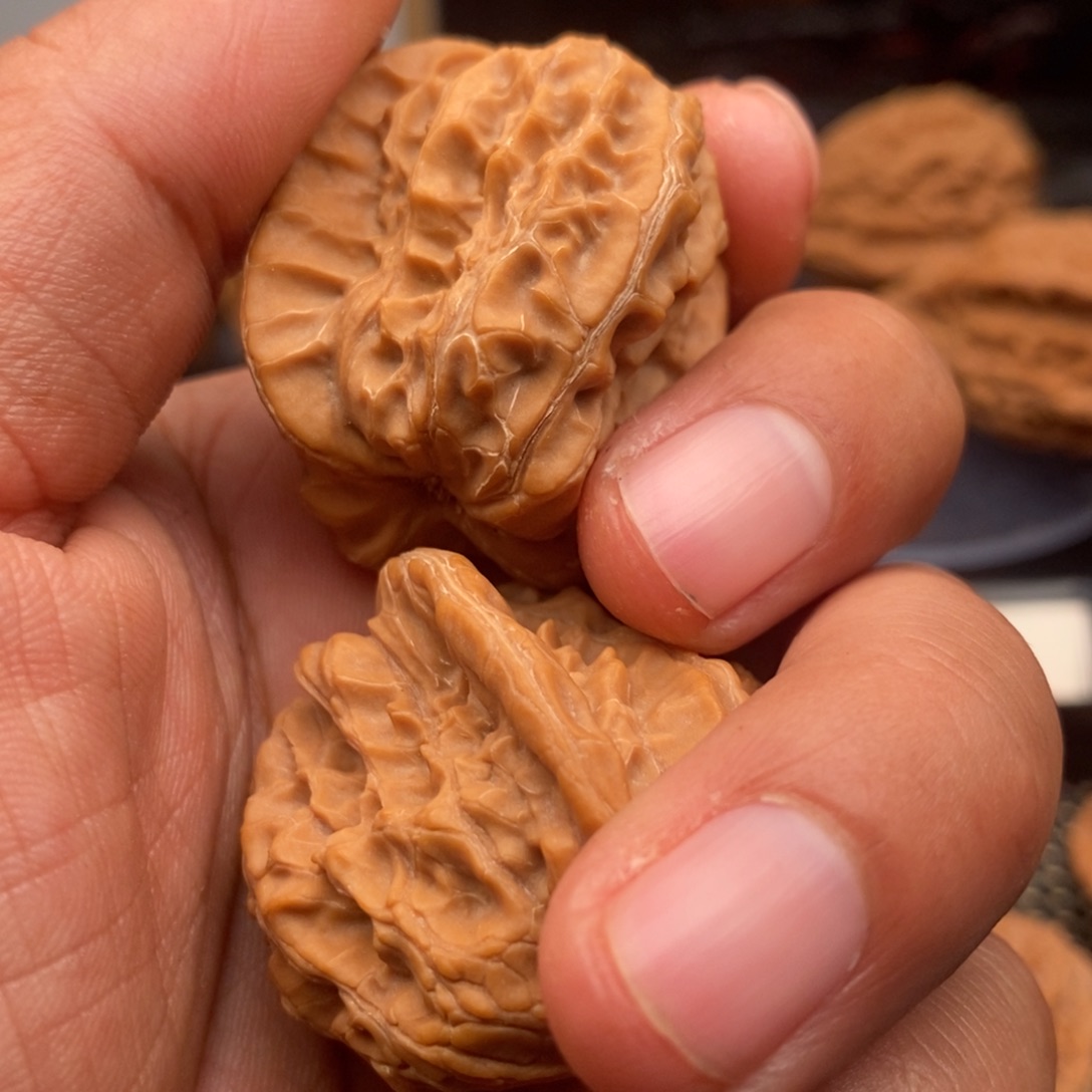 抱***儿文玩核桃吊坠白蛇谷