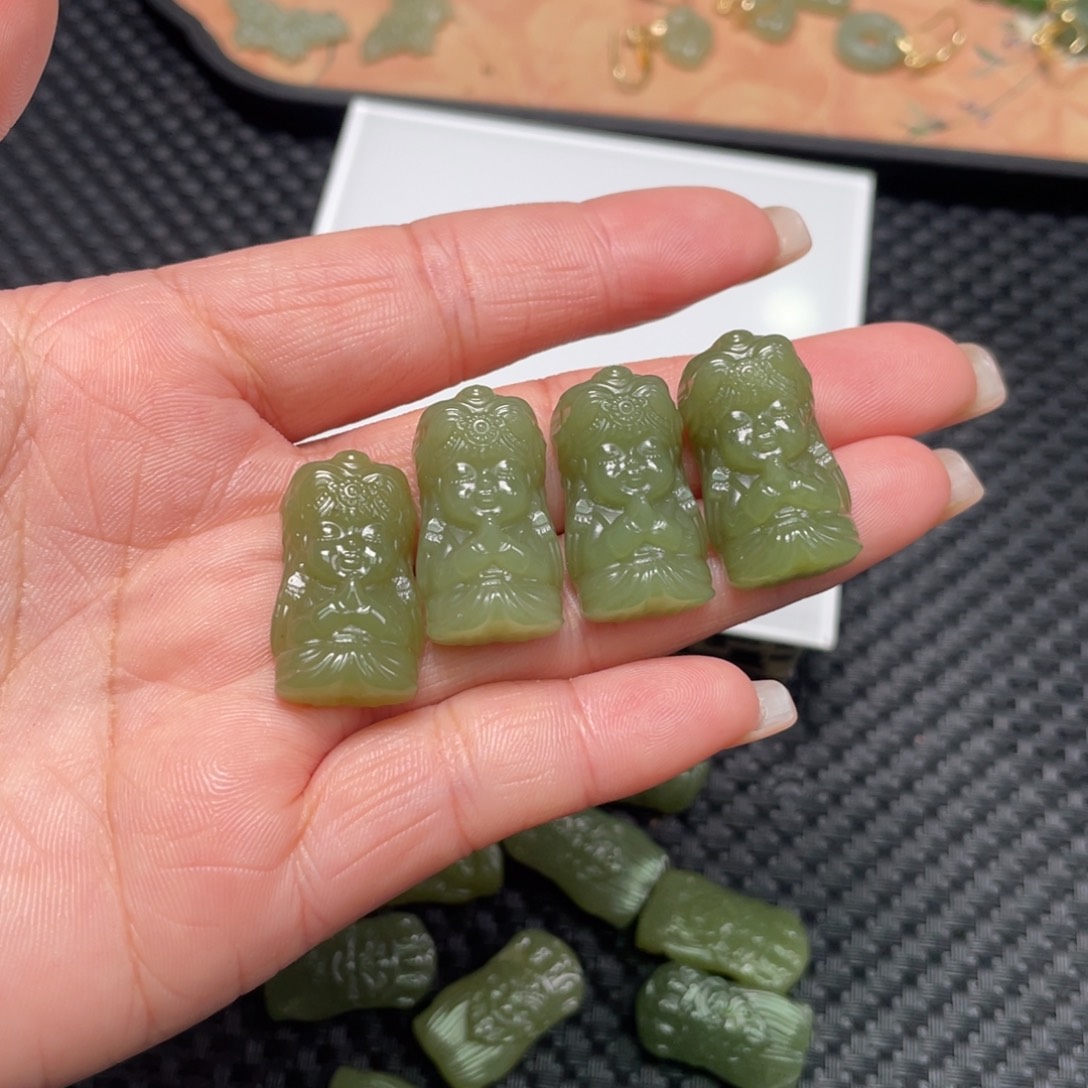 和田玉未镶嵌颈饰黄口扎基拉姆