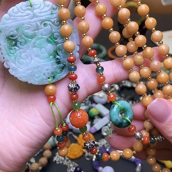 芷***圻翡翠未镶嵌颈饰299