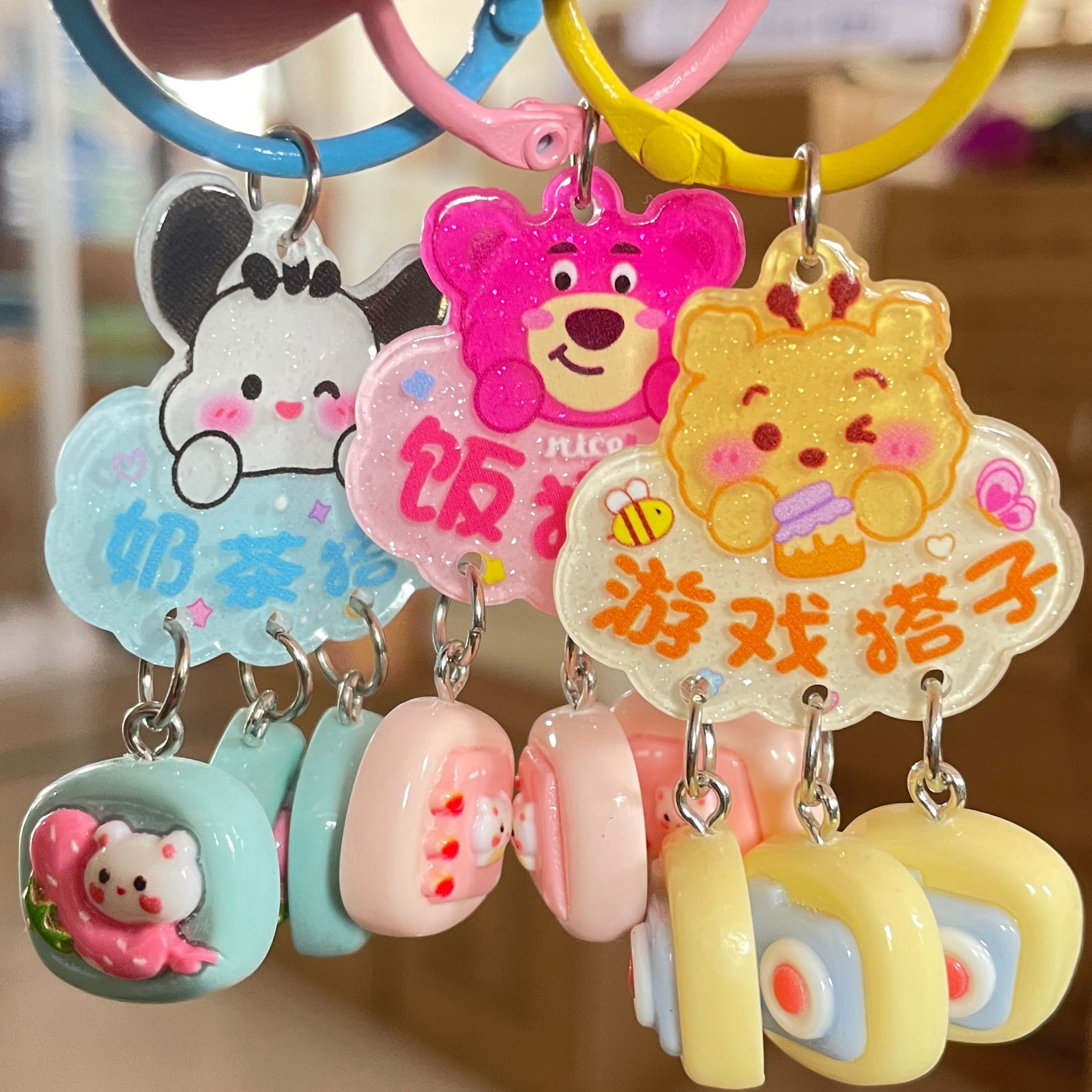 卡通滴胶三丽鸥草莓熊挂件吊坠亚克力饭搭子挂牌包包钥匙挂件挂饰