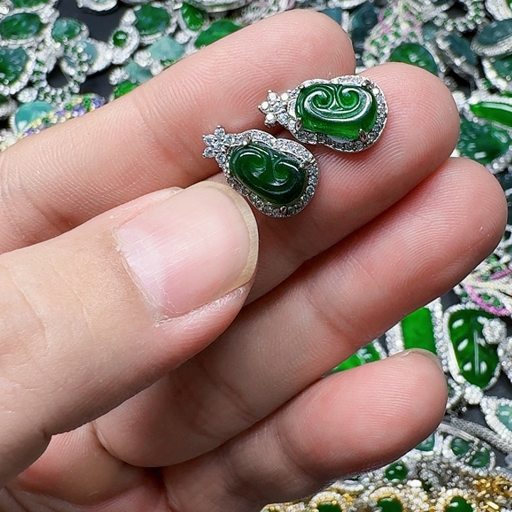 翡翠颈饰未镶嵌天然A货翡翠放漏