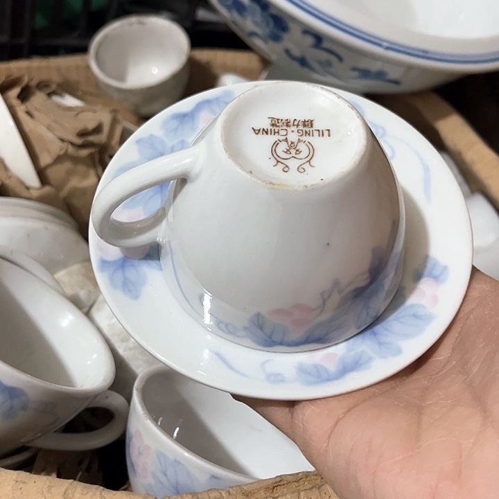 缸官窑群力杯碟套装葡萄纹