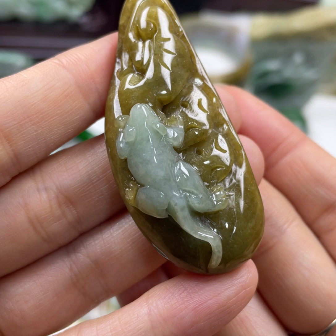 翡翠未镶嵌颈饰牌子