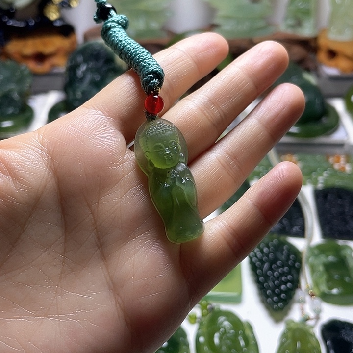 蛇纹石玉颈饰未镶嵌