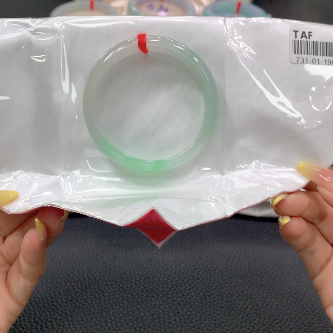 翡翠手镯未镶嵌翡翠