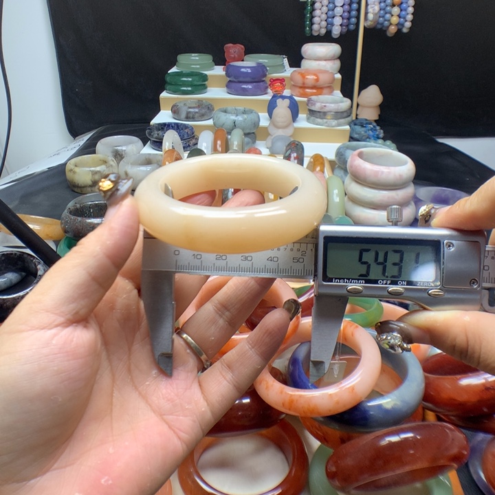 未镶嵌手镯石英质玉