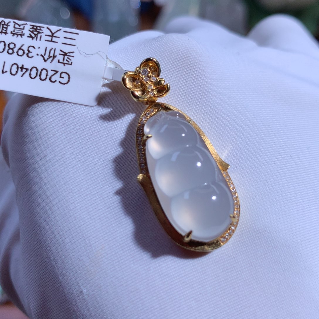 翡翠颈饰18K金镶嵌福豆