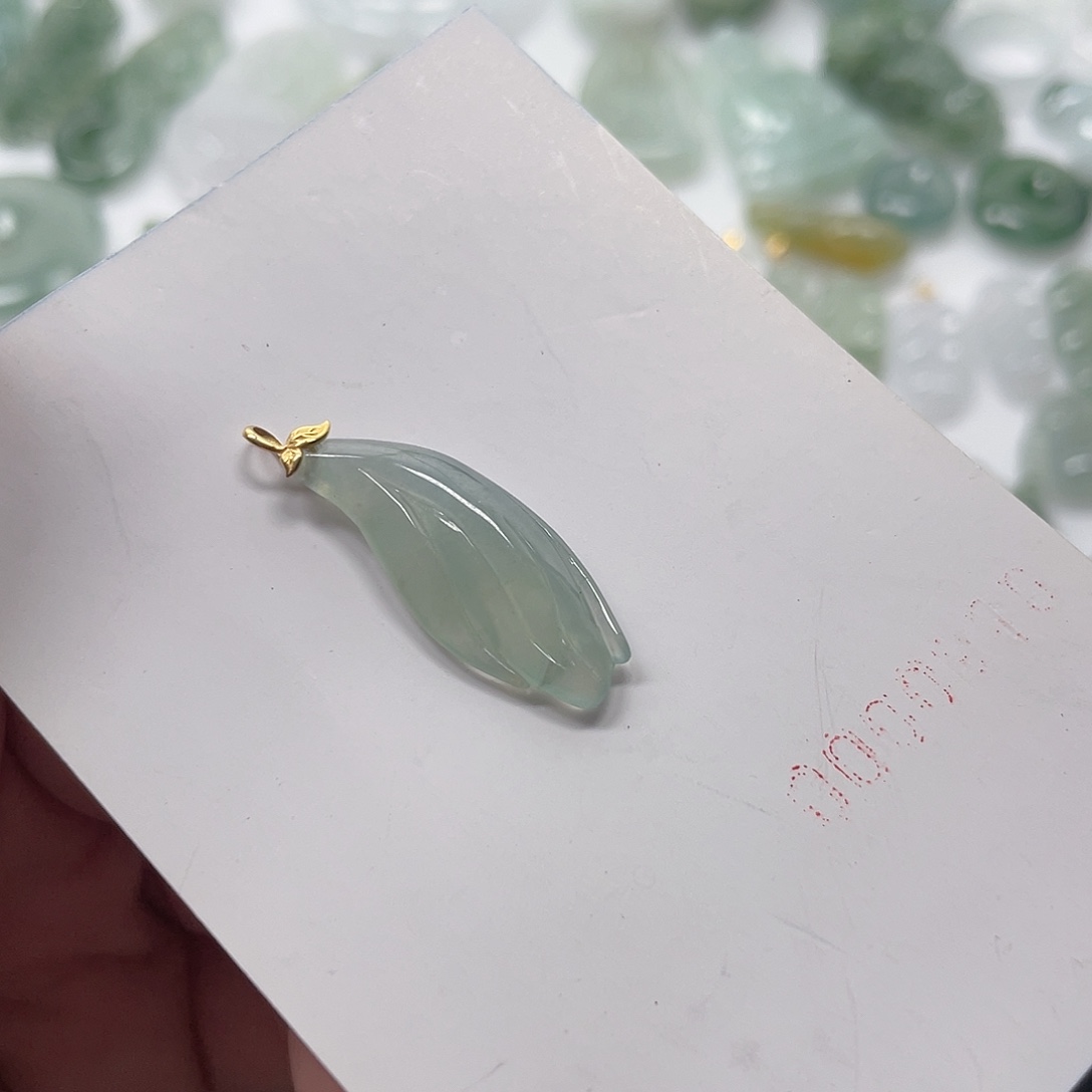 翡翠未镶嵌颈饰玉兰花