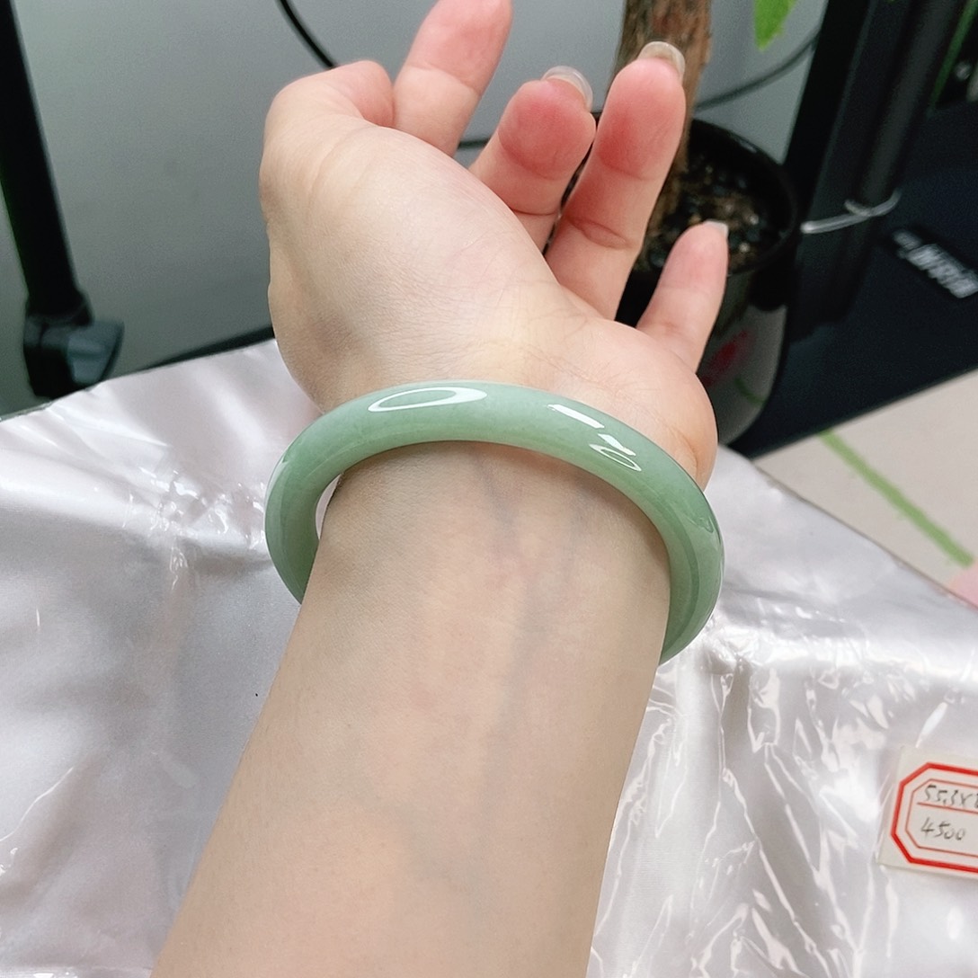 翡翠手镯未镶嵌甜果绿圆条