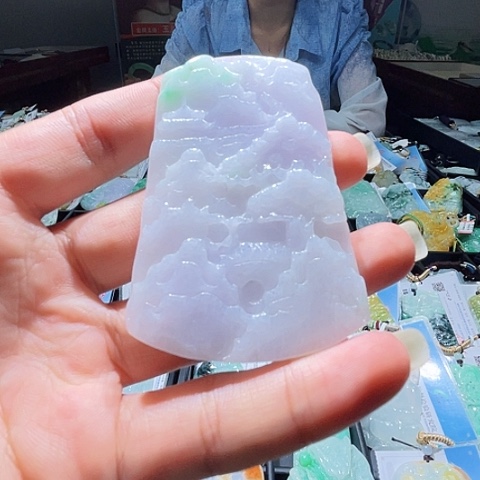 翡翠未镶嵌颈饰一个