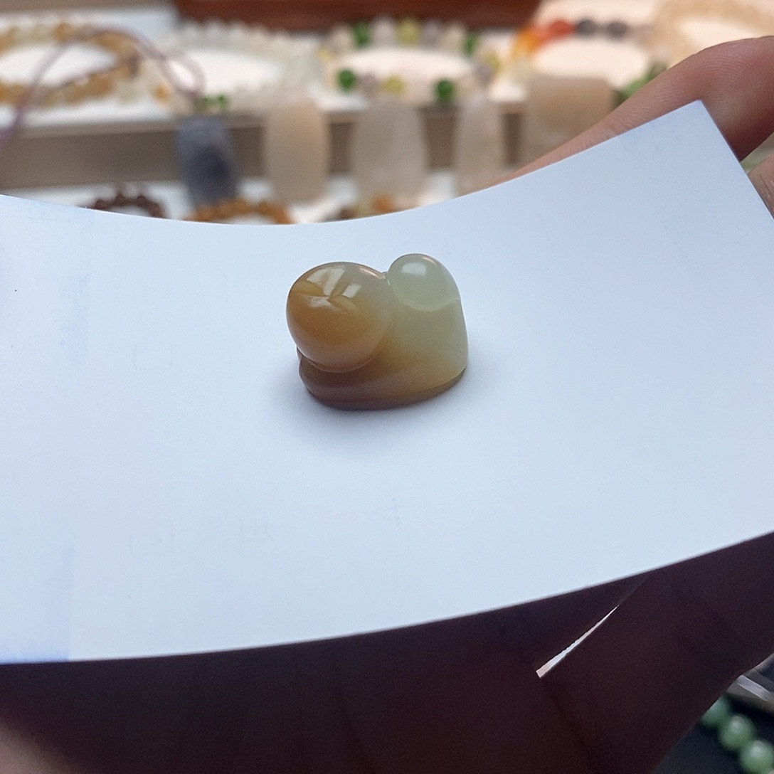 和田玉颈饰未镶嵌且末糖白猫咪