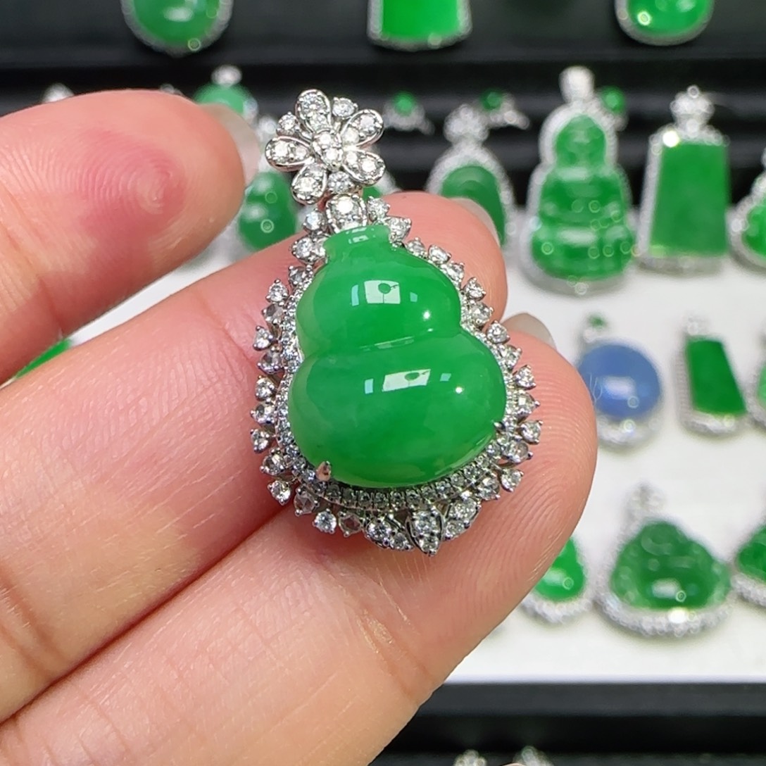 英***姿翡翠18K金镶嵌颈饰吊坠