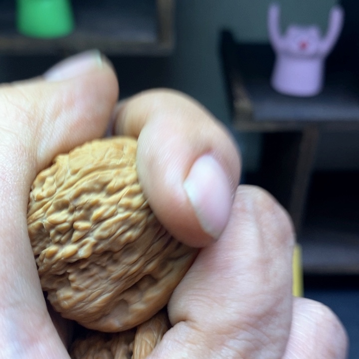 文玩核桃吊坠绣球狮子