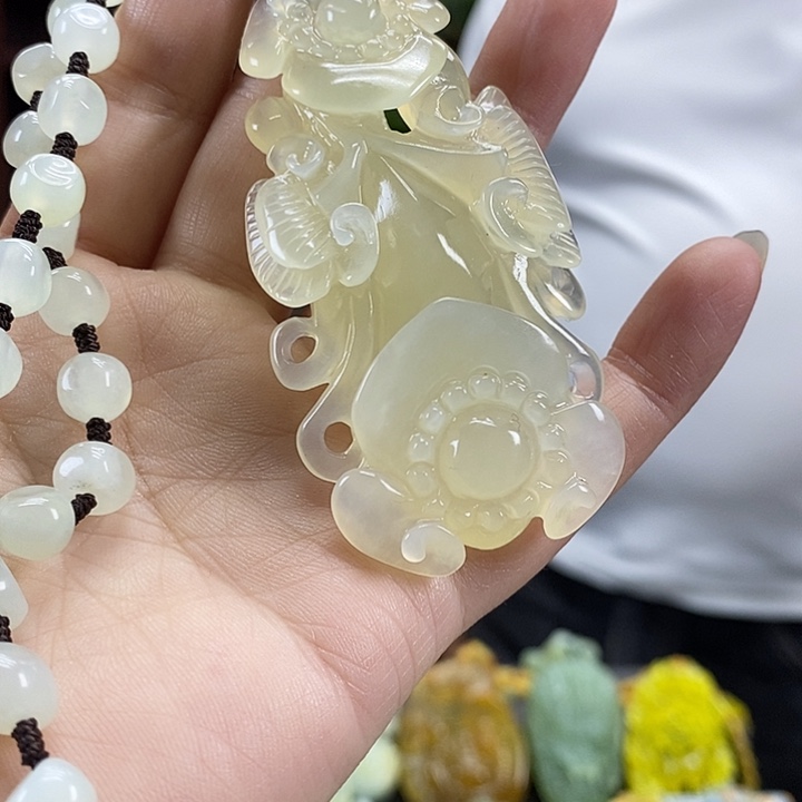 蛇纹石玉未镶嵌颈饰