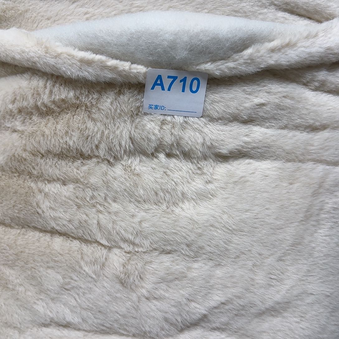 米白色高密兔毛加棉¥16 ， 2米710