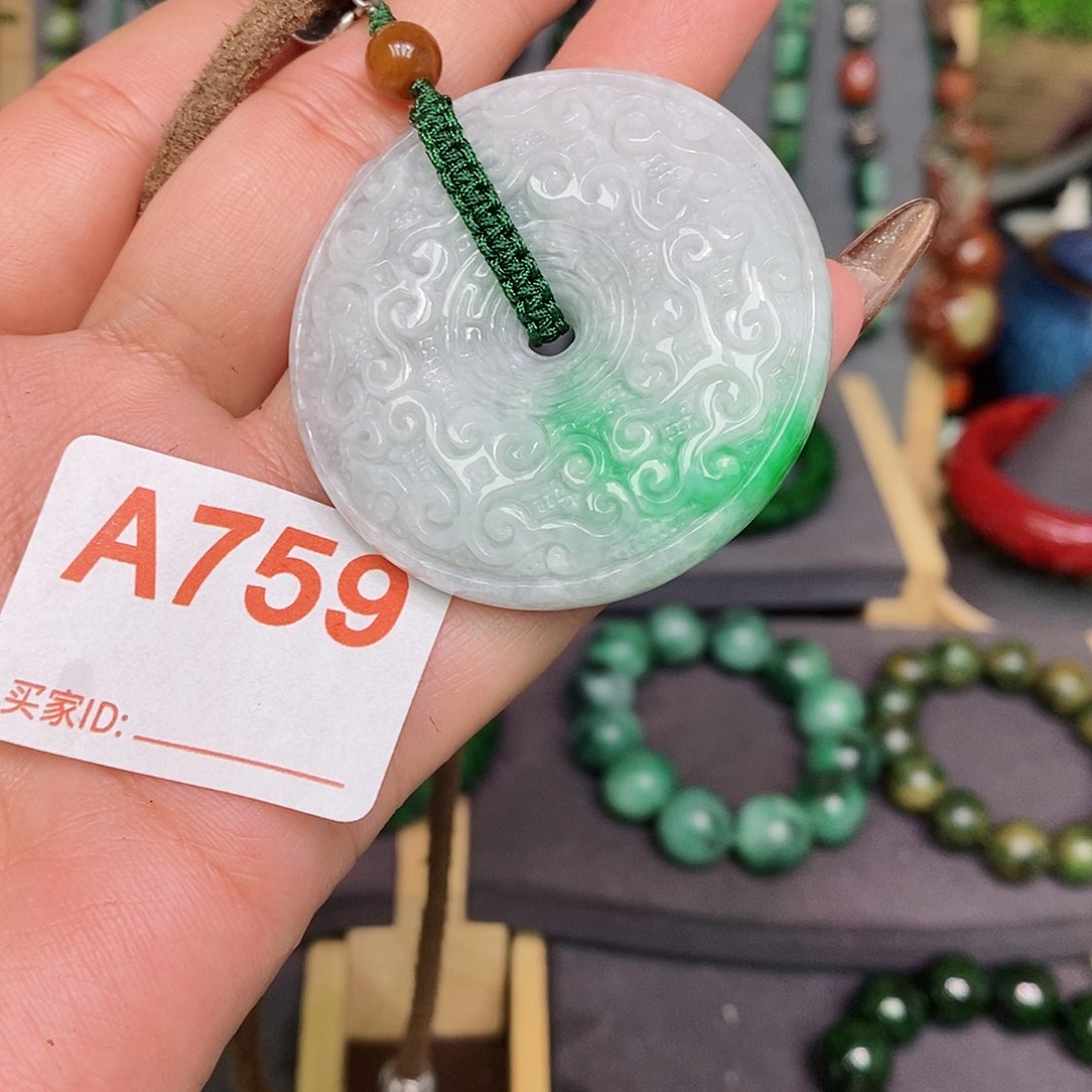 翡翠颈饰未镶嵌漂亮美眉