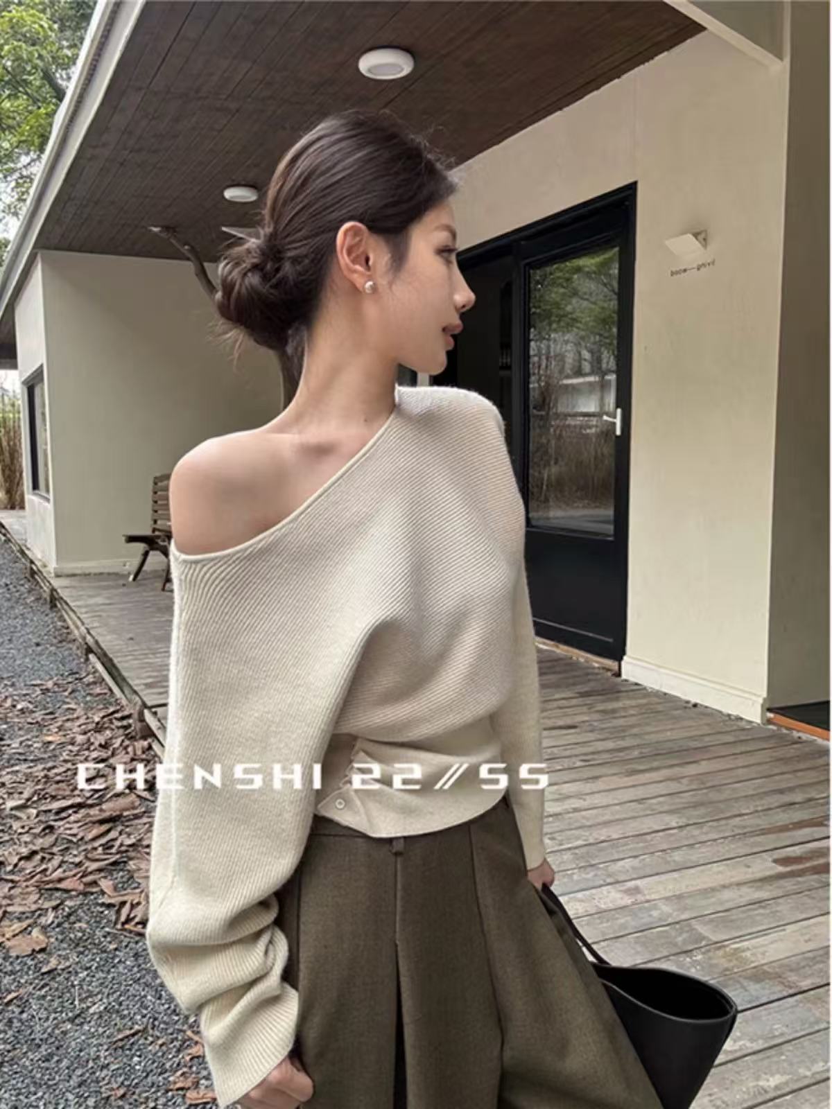 气质斜领设计感露肩长袖毛衣女秋季新款时髦个性褶皱收腰针织上衣