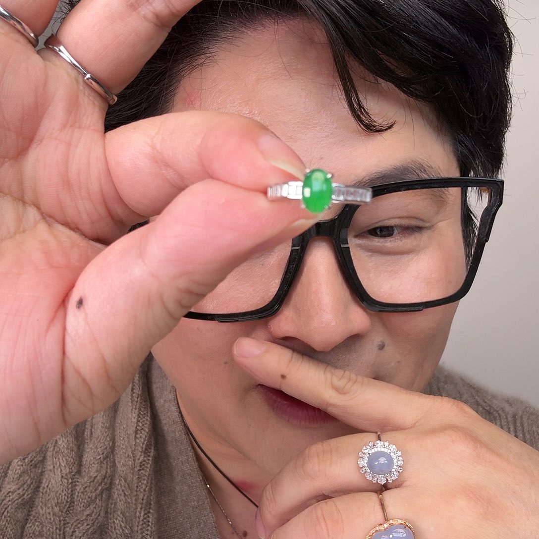 翡翠未镶嵌颈饰一件