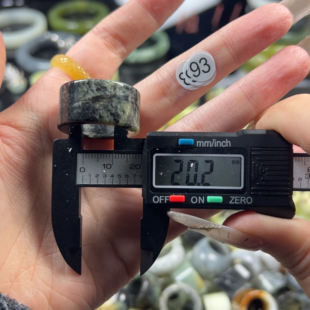 蛇纹石玉未镶嵌戒指