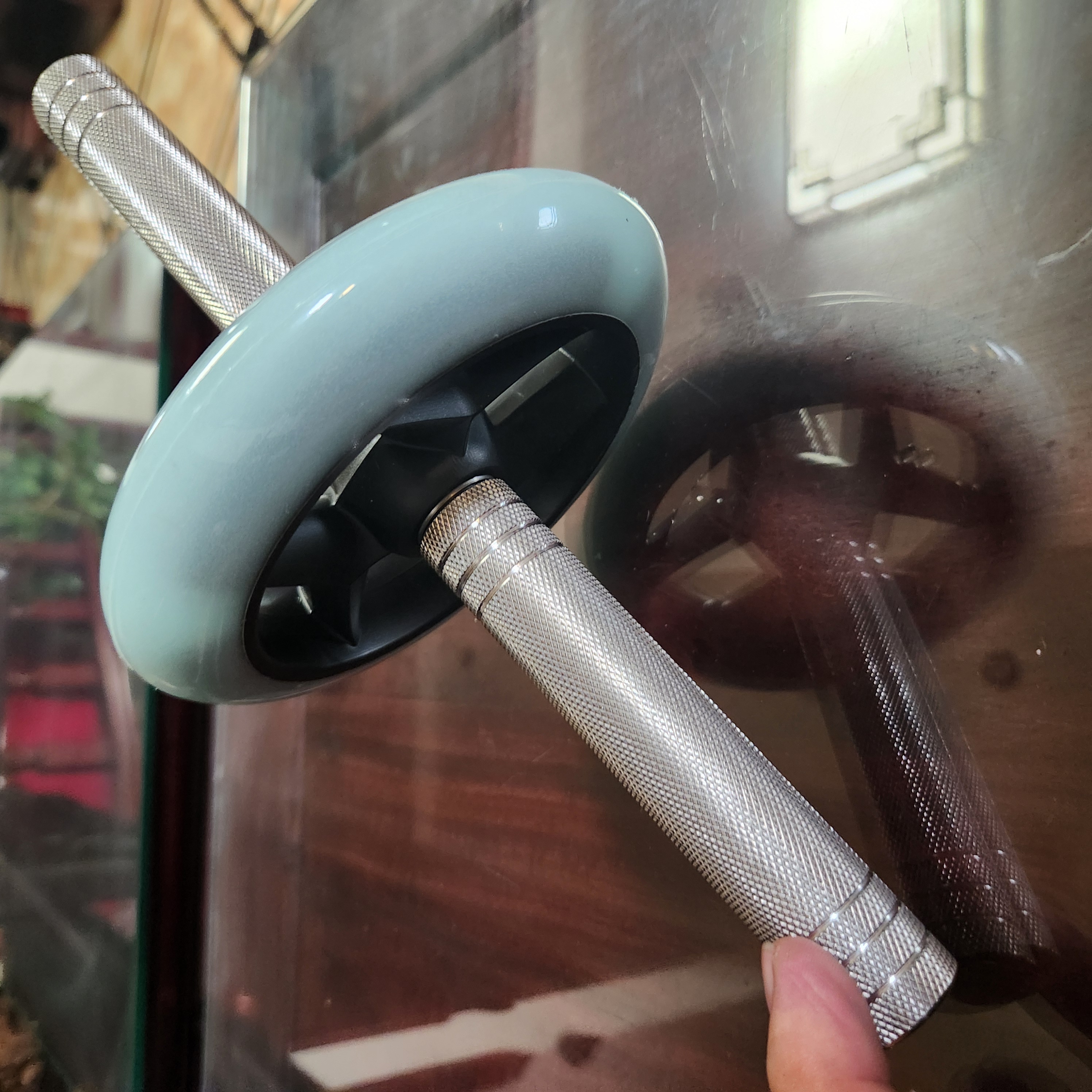 健腹轮直径15厘米，不锈钢手柄单边长度13厘米，粗24厘米。