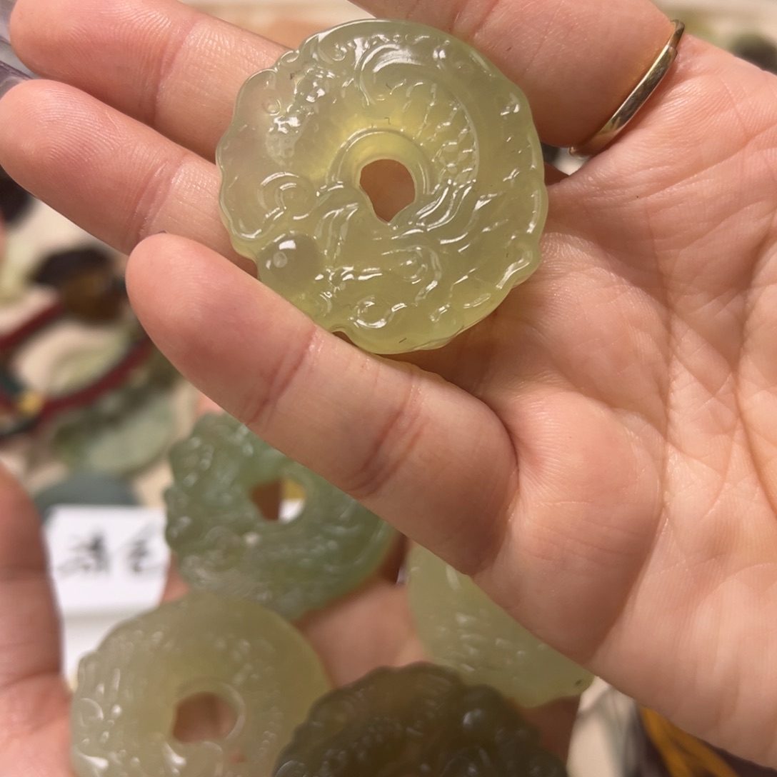 蛇纹石玉颈饰合金