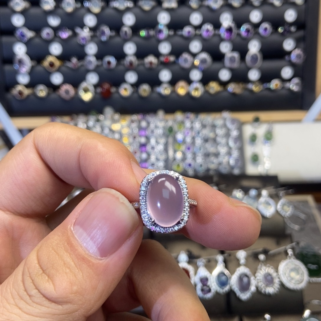 银S925镶嵌蛇纹石玉手镯迟****?