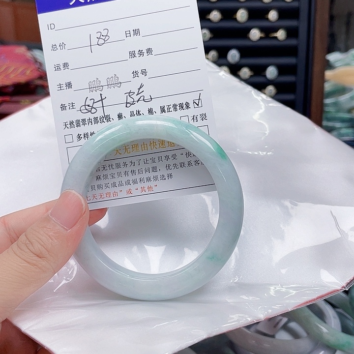 翡翠手镯未镶嵌翡翠